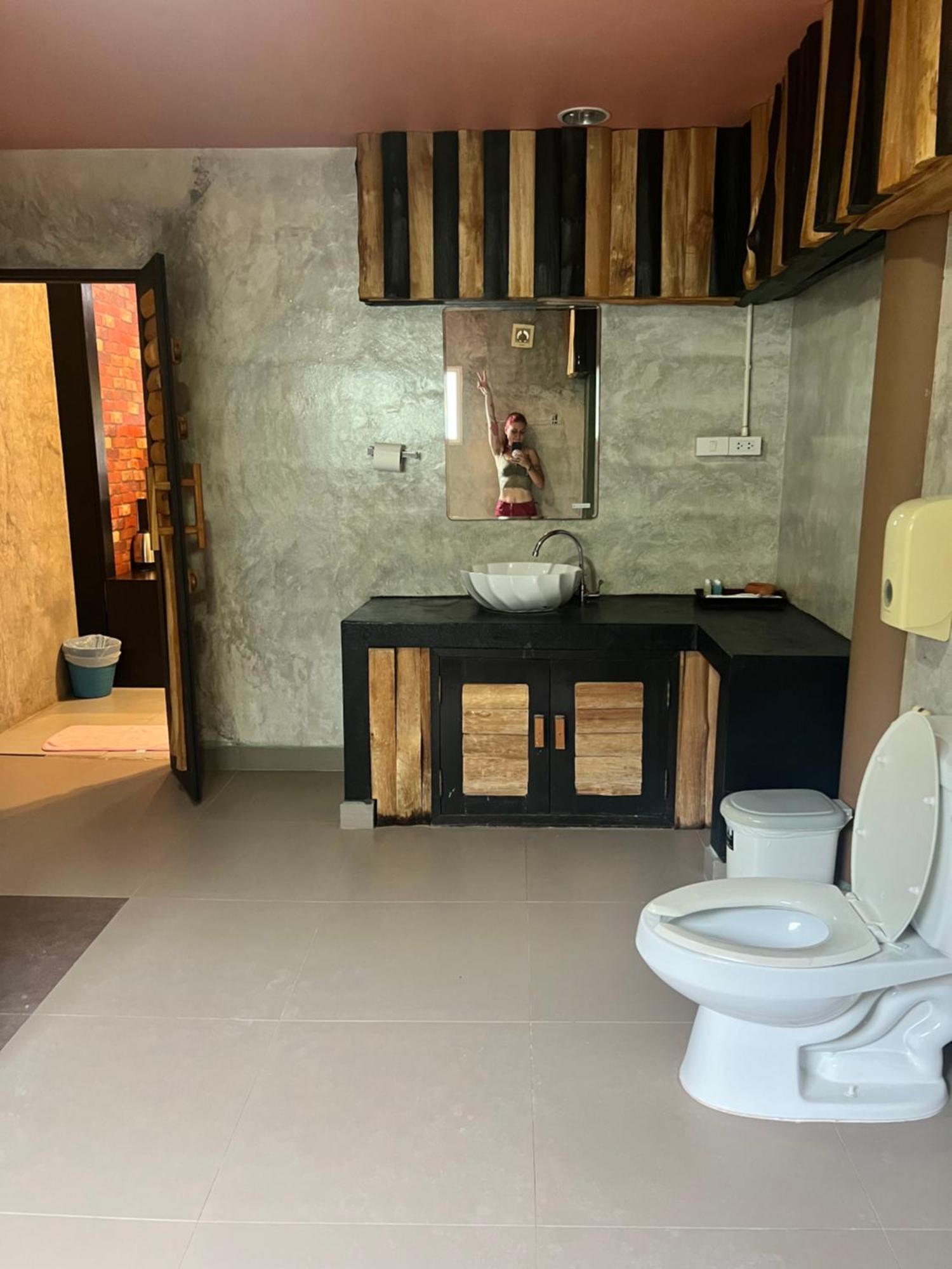 Revolution Kanchanaburi Adventure Hq Ban Chuk Kum Exterior photo