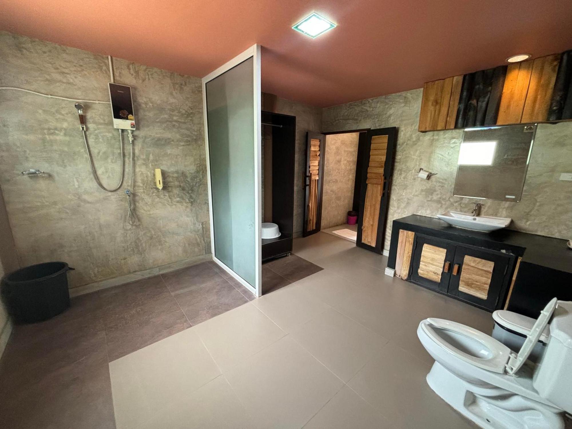 Revolution Kanchanaburi Adventure Hq Ban Chuk Kum Exterior photo